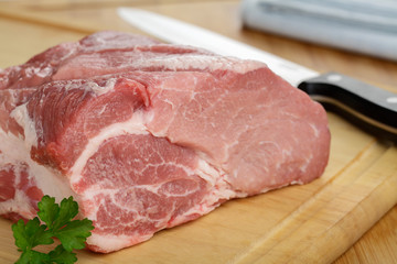 Frischer Schweinenacken auf Holzbrett