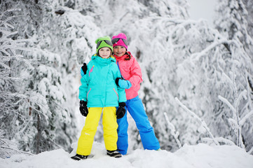 Fototapeta na wymiar Two kid girls in winter park