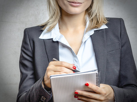 Blonde Frau macht sich Notizen