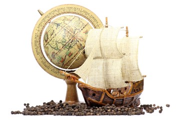Pfefferkörner mit Segelschiff und Globus isoliert auf weißem Hintergrund	 - obrazy, fototapety, plakaty