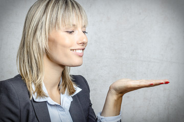 Blonde Frau hält Hand offen