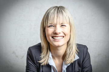 Blonde Frau l&auml;chelt