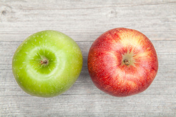 apfel rot grün auf holz