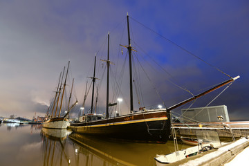 Obraz premium Yachts moored in Helsinki in the winter