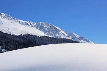 Fototapeta na wymiar Schneehügel