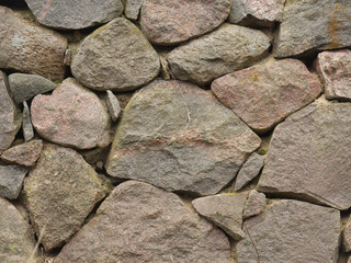Glattes Feldsteinmauerwerk aus großen behauenen Granitsteinen