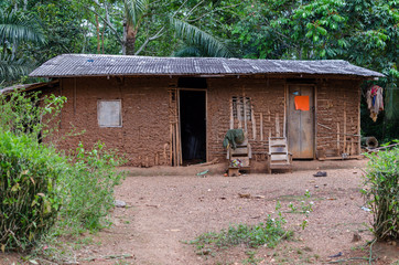 Wohnhaus in afrikanischem Dorf - 74214205