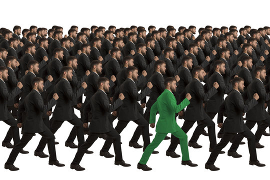 Marschierende Klone mit gr&uuml;nem Individuum