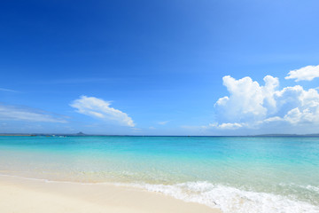 美しい沖縄のビーチと夏空