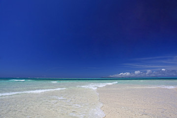 美しい沖縄のビーチと夏空