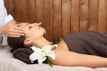 Obraz na płótnie Canvas Portrait of beautiful woman taking head massage