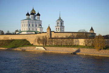 Троицкий собор в Псковском кремле октябрьским вечером