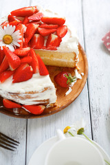 biscuit cake with strawberries