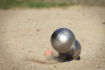 Tirer à la pétanque