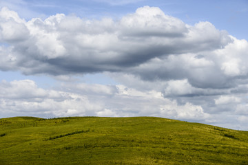 Obraz premium Wolken über dem Hügel