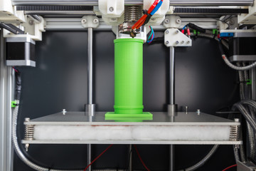 3d Drucker mit hell grünem Filament