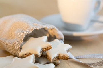 Zimtsterne mit einer Tasse Espresso im Hintergrund