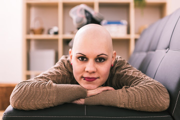 Obraz premium Young woman is overcoming cancer at home
