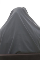Portrait einer Frau mit Dschilbab in Rückenansicht