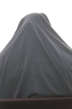 Portrait einer Frau mit Dschilbab in R&uuml;ckenansicht