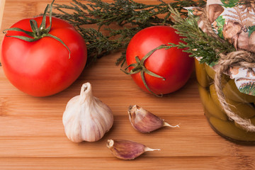 Помидор, оливки, чеснок