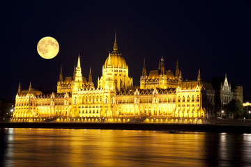Fototapeta premium Parliament building in Budapest, Hungary at moonlight night