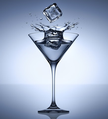 Martiniglas mit 2 Eiswürfeln