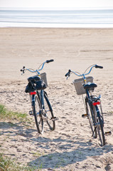 Zwei Fahrräder am Strand