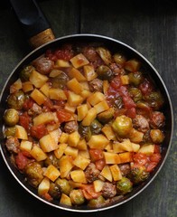 Капуста брюссельская, картофель. мясо (рагу)