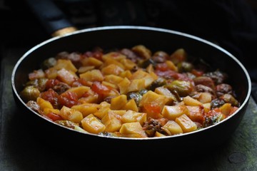 Капуста брюссельская, картофель. мясо (рагу)
