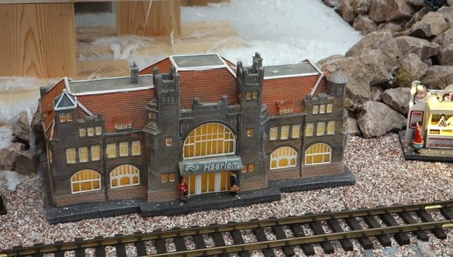 haarlem station sculpture