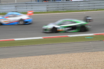 Rennautos auf einer Strecke