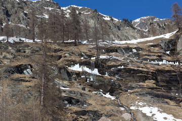 Wasserfall in verschneiter Felslandschaft