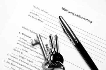 Wohnung Mietvertrag mit Füller und Schlüssel