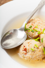 Speckknoedel, ein Tiroler Knödel in Brühe