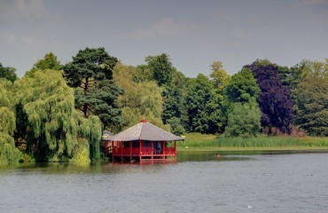 au bord d'un lac en angleterre