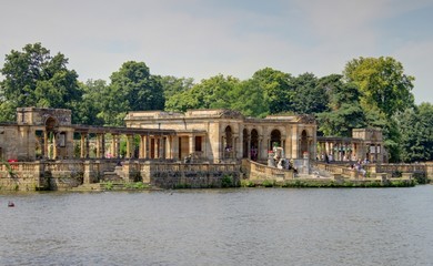 au bord d'un lac en angleterre