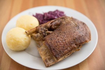 Martinigans mit Rotkraut und Knödeln