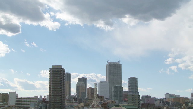 インターバル撮影-ビルのある街並みと雲