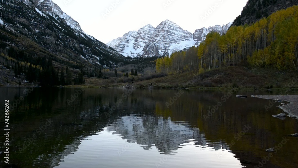 Wall mural Maroon Bells and its Reflection in the Lake with Fall foliage in - Wall murals