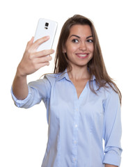 Frau mit langen braunen Haaren macht ein Selfie