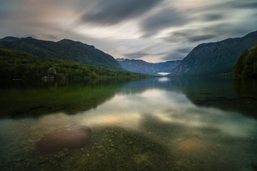 Alpejskie jezioro o poranku - obrazy, fototapety, plakaty