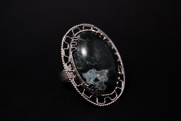 Anello d'argento con malachite druse di quarzo