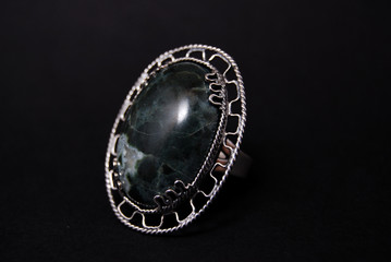 Anello d'argento con malachite druse di quarzo