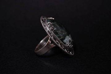 Anello d'argento con malachite druse di quarzo