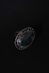 Anello d'argento con malachite druse di quarzo