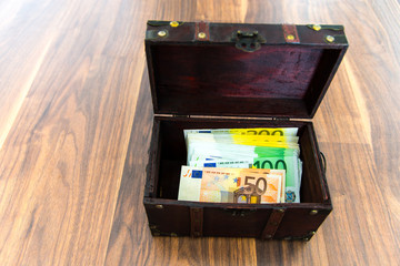 Geldscheine in Holztruhe