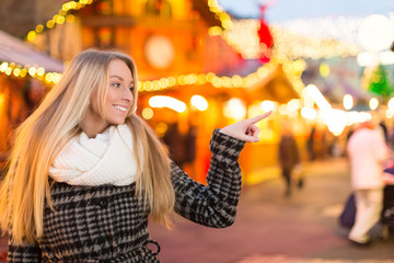 Frau zeigt mit Finger