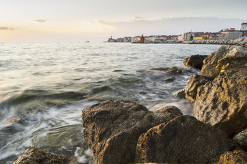  zachód słońca nad morską, skalistą plażą © Mike Mareen