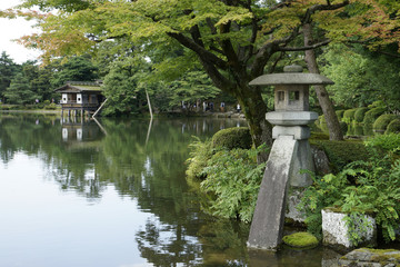 兼六園　ことじ灯籠　※灯籠の隣のモミジは若い木に変わりました